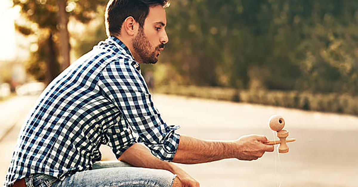 Studiu. 60% din bărbații români bagă cu mâna bila în kendama