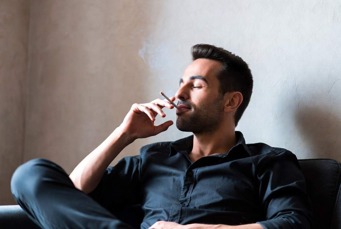 Românii sărbătoresc azi cu o țigară că au reușit să se lase de fumat pe 1 ianuarie