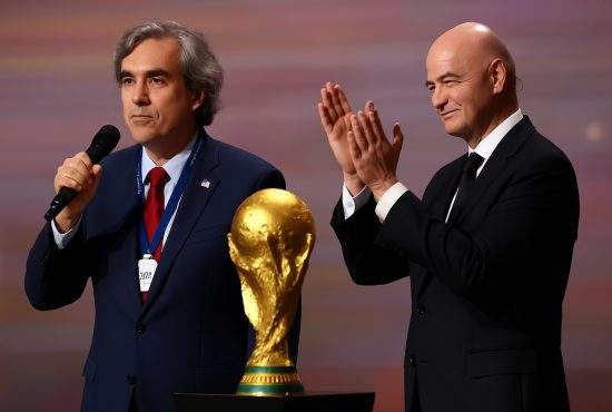 Cot la cot cu Trump! Cărtărescu a primit astăzi Premiul FIFA pentru Literatură