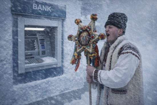 Un caracalean colindă de 5 zile un bancomat și tot speră că-i va da niște bani