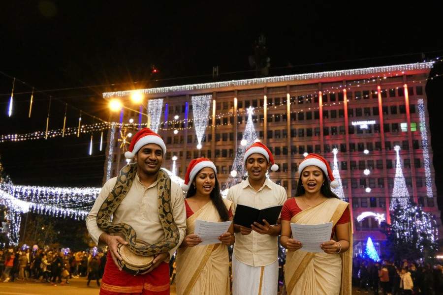 Primăria Ploiești a adus colindători din Sri Lanka. În loc de capră, au pornit cu pitonul!