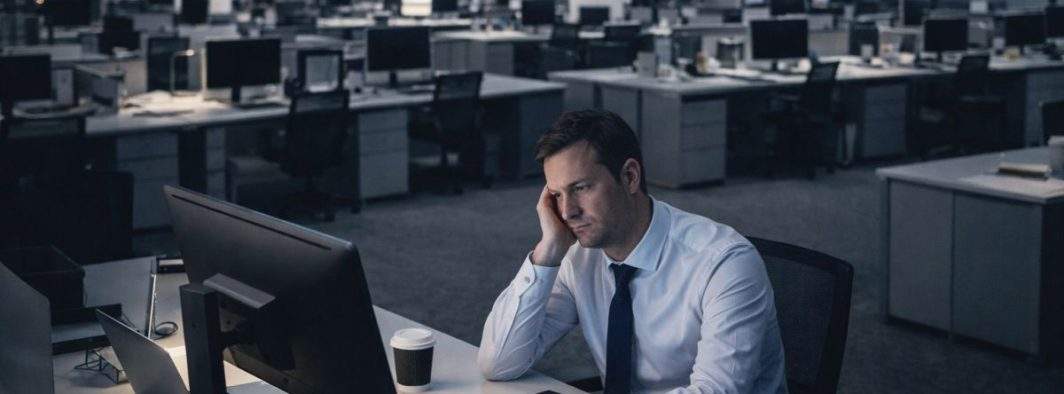 Pentru că e singur la birou, un corporatist a fost nevoit să se pupe singur în cur