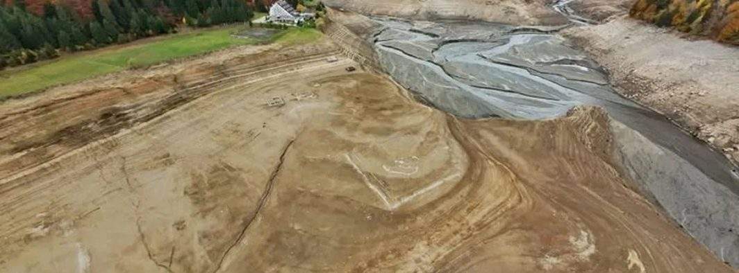 Mii de hipsteri, nevoiţi să bea bere după ce autorităţile au golit Barajul Cidraru