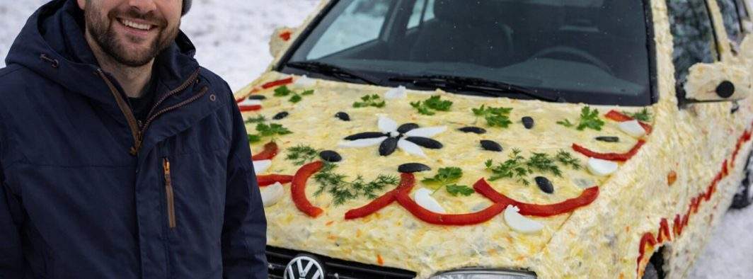 Uită de coarnele de ren! Un român şi-a ornat maşina cu maioneză, gogoşari şi castraveţi