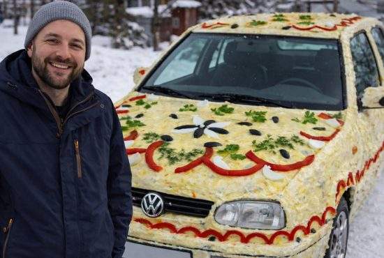 Uită de coarnele de ren! Un român şi-a ornat maşina cu maioneză, gogoşari şi castraveţi