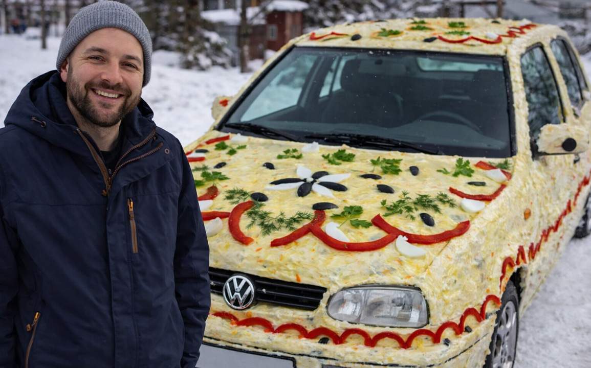 Uită de coarnele de ren! Un român şi-a ornat maşina cu maioneză, gogoşari şi castraveţi