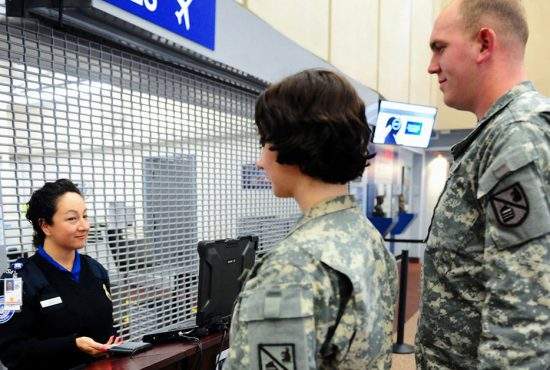 Ofertă. Cei care se duc în armată pot zbura de pe aeroportul militar, nu mai stau la cozi la Otopeni