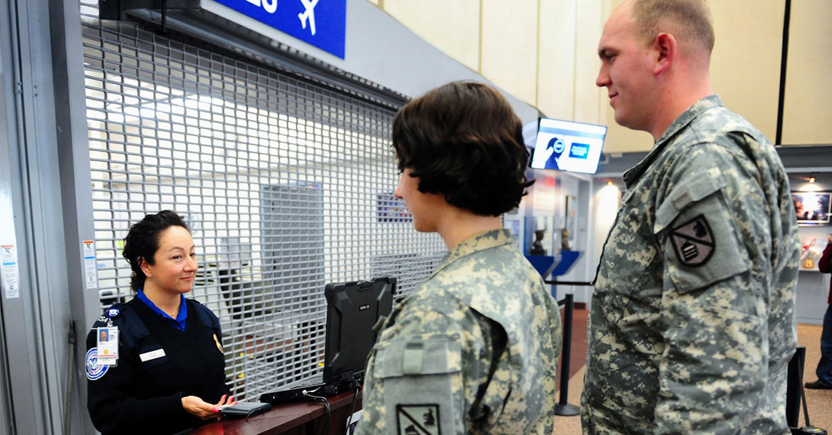 Ofertă. Cei care se duc în armată pot zbura de pe aeroportul militar, nu mai stau la cozi la Otopeni