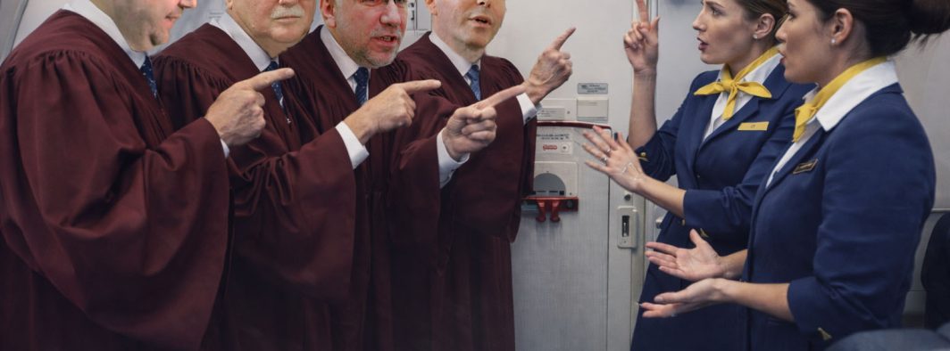 Patru judecători CCR încearcă să sară dintr-un avion în zbor ca să-i blocheze aterizarea