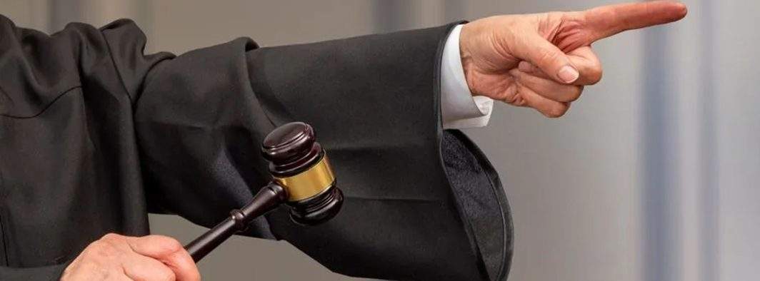 Cine a zis că justiţia nu e eficientă? La ora asta, jumate din redacţia Recorder e deja în puşcărie