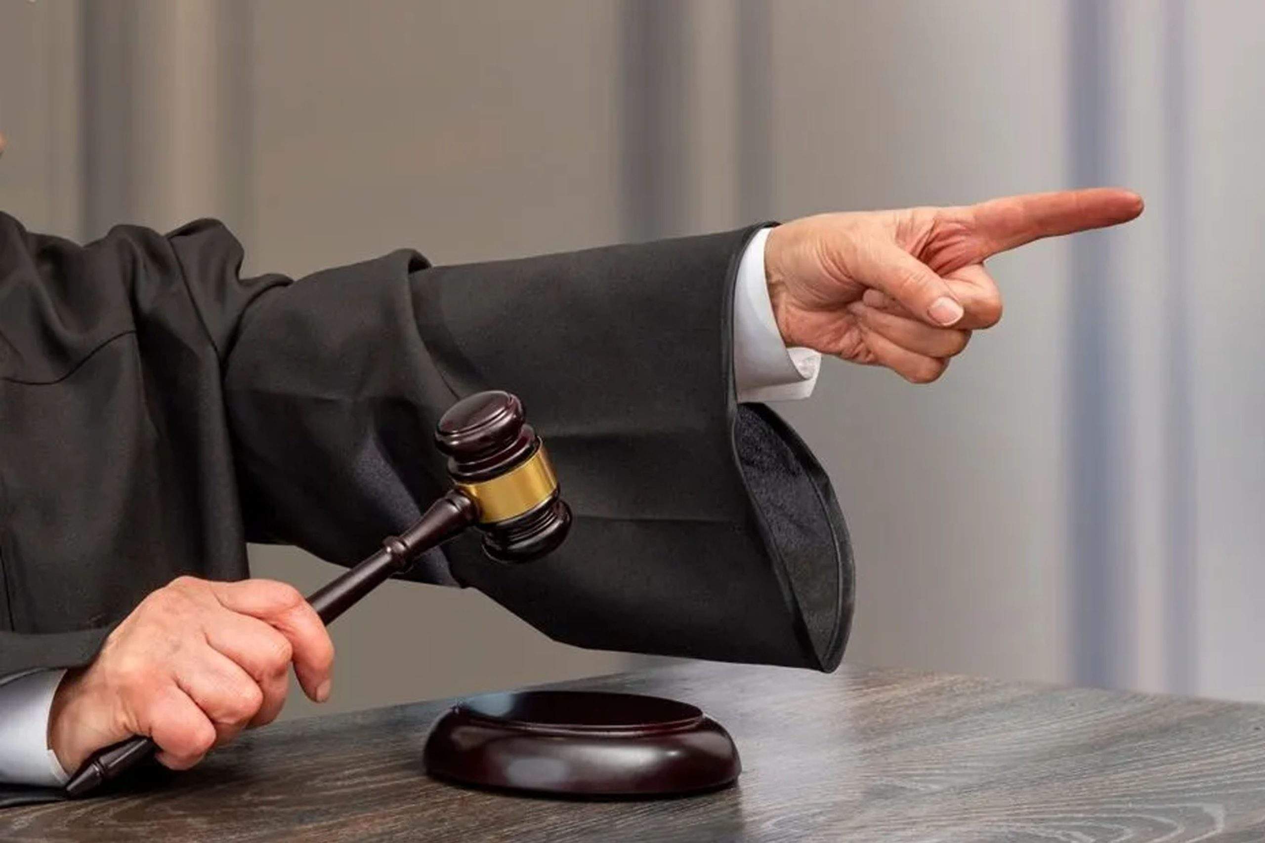 Cine a zis că justiţia nu e eficientă? La ora asta, jumate din redacţia Recorder e deja în puşcărie