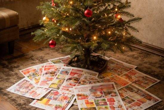 Moșul e sărac! Anul ăsta românii au găsit sub brad doar pliante de la Kaufland