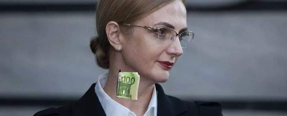 Lui Lia Savonea i s-a înfundat fanta pe unde îi bagă corupții șpaga