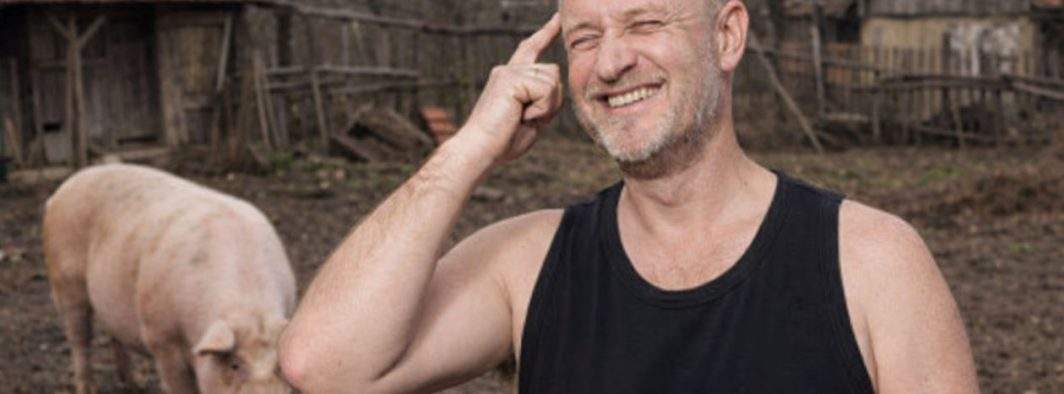 Fiindcă tăierea porcului i se pare un obicei barbar, un român îl mănâncă întreg