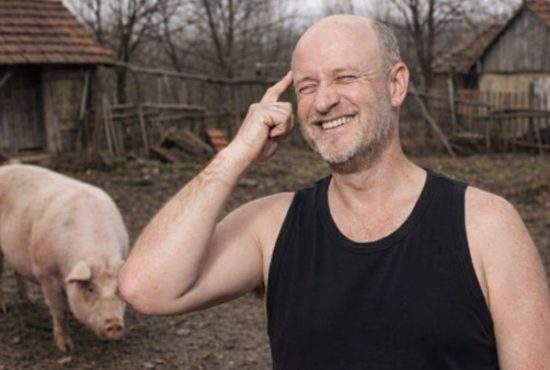 Fiindcă tăierea porcului i se pare un obicei barbar, un român îl mănâncă întreg