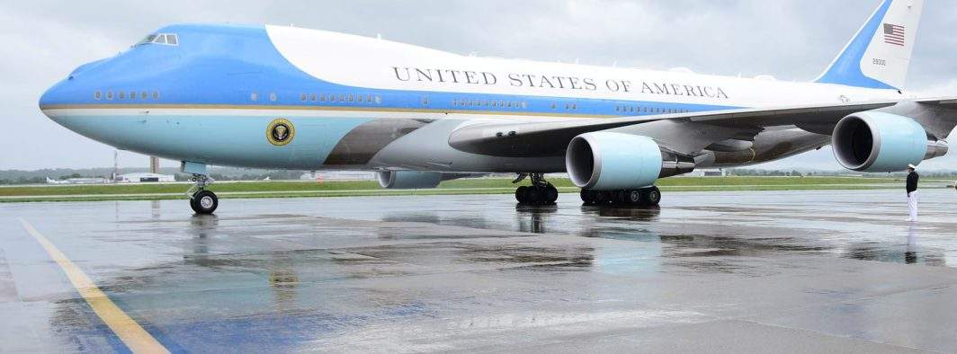 Avionul lui Trump, nevoit să se întoarcă din cauza unor probleme minore: erau încă minorele în el