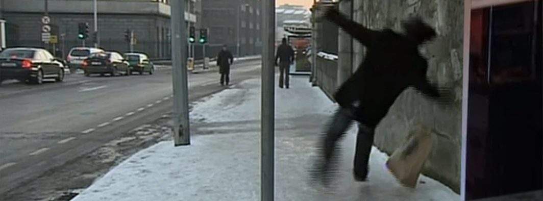 Victima poleiului: un român care încerca să plece acasă a alunecat înapoi în birt