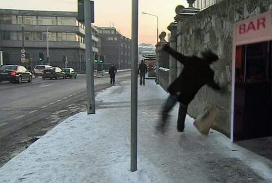 Victima poleiului: un român care încerca să plece acasă a alunecat înapoi în birt