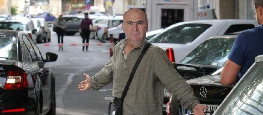 Un parcagiu chel cu o singură sprânceană cerea bani de la șoferi pretinzând că e Bolojan