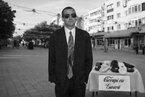 Doliu în lumea modei. A murit legendarul Pelle Apugli, inventatorul găurii din ciorap