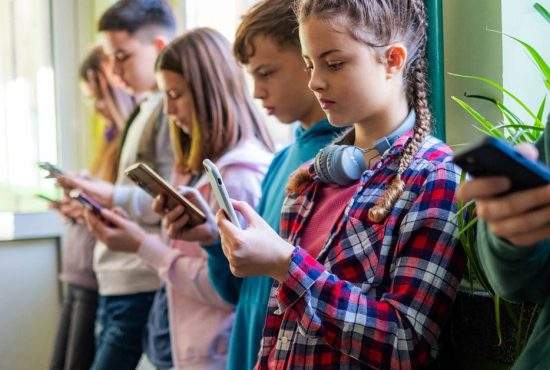 Aloooo! Rețelele sociale trebuie să fie interzis pentru bătrâni, nu pentru copii