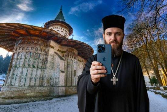 Apple lansează un iPhone pentru preoți, culoarea albastru de Voroneț