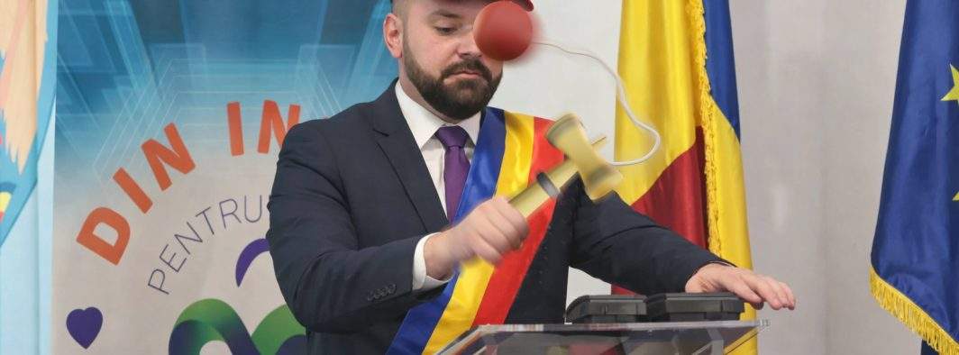Primarii responsabili nu sparg banii pe iPhone! Piedone jr. şi-a luat doar o kendama de 4000 de lei