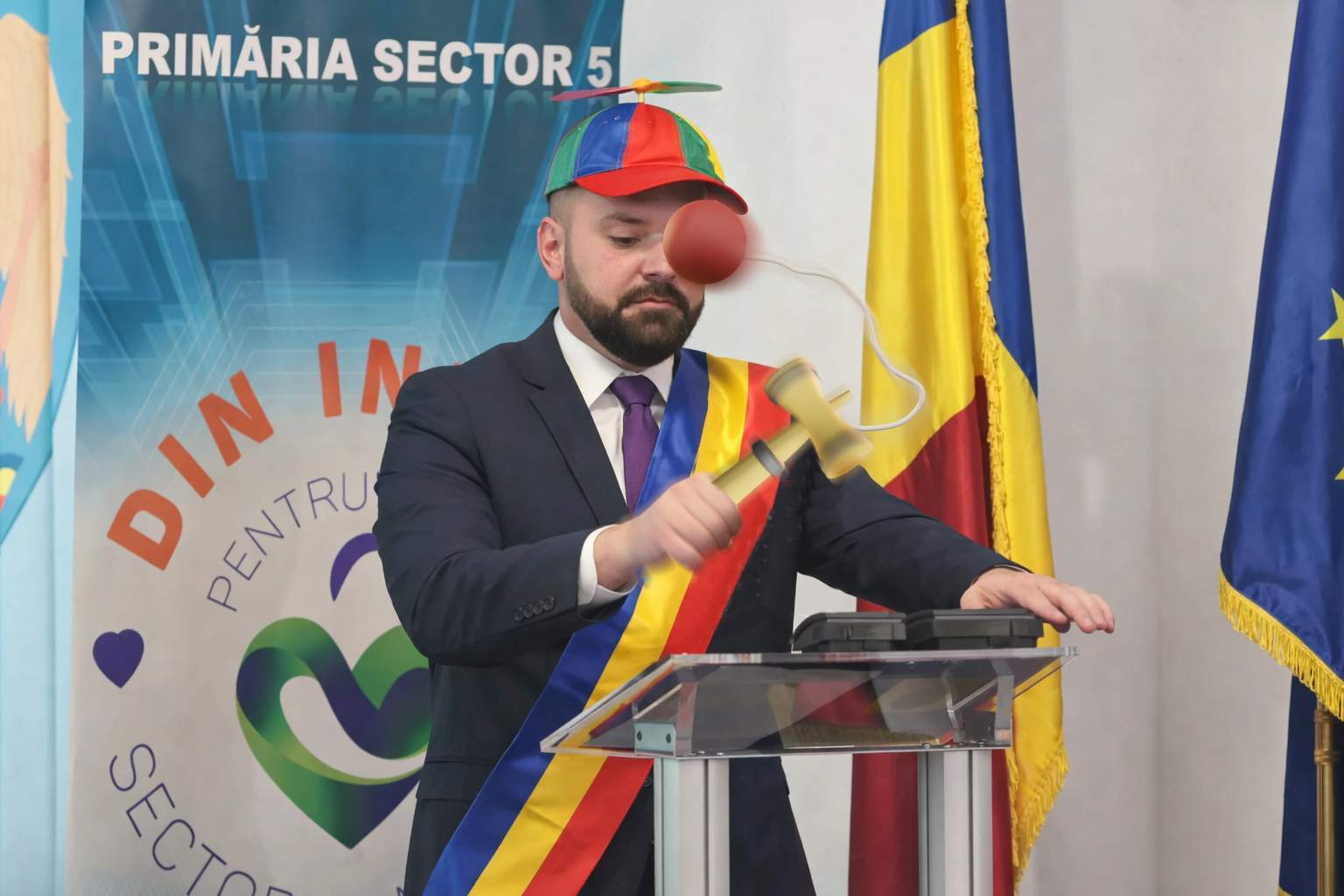 Primarii responsabili nu sparg banii pe iPhone! Piedone jr. şi-a luat doar o kendama de 4000 de lei