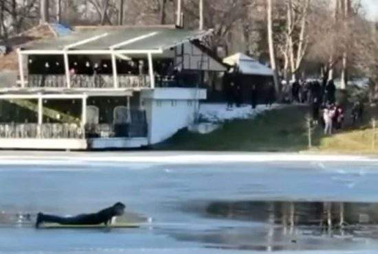 Un român s-a aruncat în ghețuri ca să salveze șaorma după ce livratorul s-a aruncat după un copil