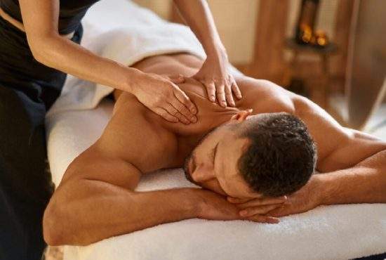 Tot mai mulți bucureșteni se duc la saloane de masaj erotic ca să poată face un duș