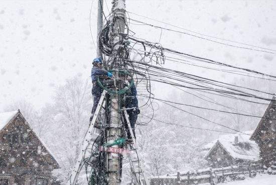 5000 de gospodării fără curent după ce gospodăria de la care furau curent a fost afectată de zăpezi