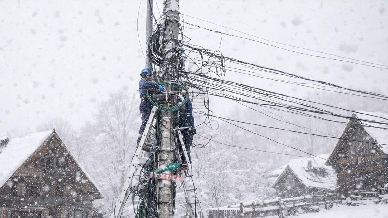 5000 de gospodării fără curent după ce gospodăria de la care furau curent a fost afectată de zăpezi