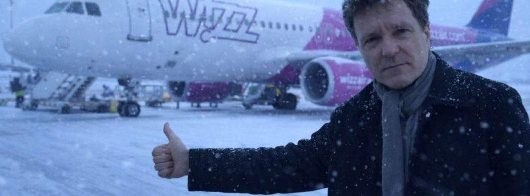 Rușine, WizzAir! Nicușor a făcut stopul la un avion WizzAir, dar pilotul a refuzat să-l ia