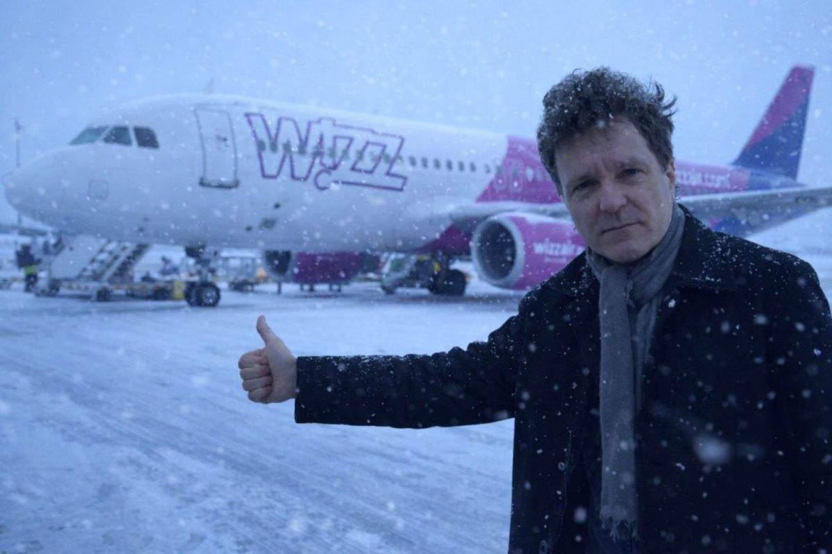 Rușine, WizzAir! Nicușor a făcut stopul la un avion WizzAir, dar pilotul a refuzat să-l ia