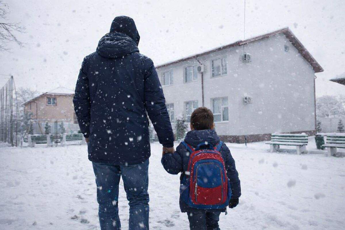 Părinte din Ilfov, decăzut din drepturi după ce şi-a dat copilul la şcoală tot în Ilfov