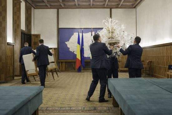 Pentru că Bolojan e în Germania, pesediștii au furat din Guvern perdelele și mobilierul