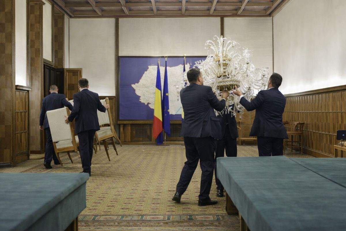 Pentru că Bolojan e în Germania, pesediștii au furat din Guvern perdelele și mobilierul