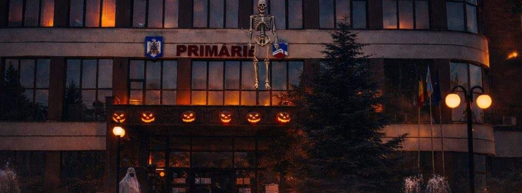 Edilul din Drăgășani, acuzat și că a agățat un schelet din cimitir pe primărie de Halloween