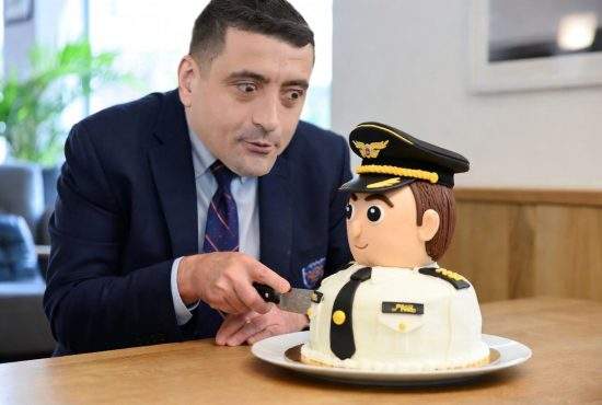 Nu se mai satură de torturi! Simion a tăiat în weekend un tort în formă de șofer