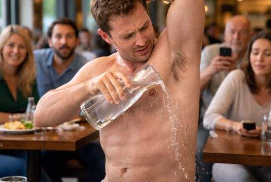 Român, bucuros că restaurantele oferă apă gratis: E bine să te speli la subraţ după o zi grea!
