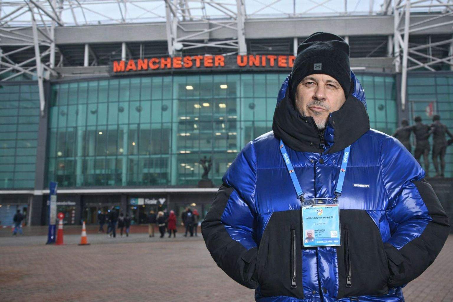 Șumudică rateaza din nou Manchester United din cauză că are geaca în culorile lui Chelsea