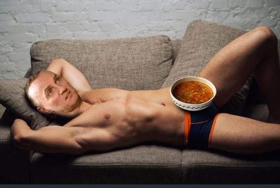 Trăistariu renunţă la ciorbă după ce a încercat s-o mănânce în chiloţi şi şi-a opărit p…