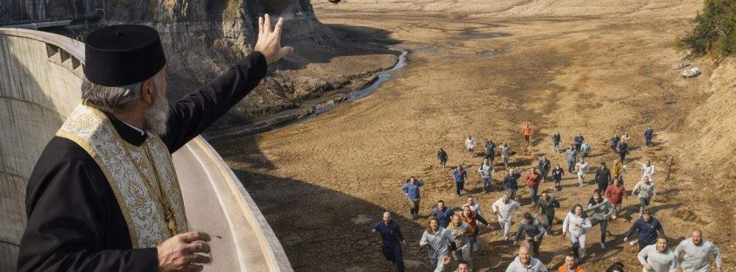 Să se bucure şi ei! Românii care nu ştiu să înoate au alergat după cruce în lacul Vidraru