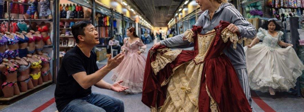 Haos în Dragonul Roşu: 850 de dive superbe încearcă să returneze ţinutele de la Balul Bridgerton