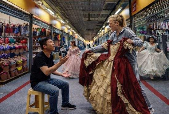 Haos în Dragonul Roşu: 850 de dive superbe încearcă să returneze ţinutele de la Balul Bridgerton