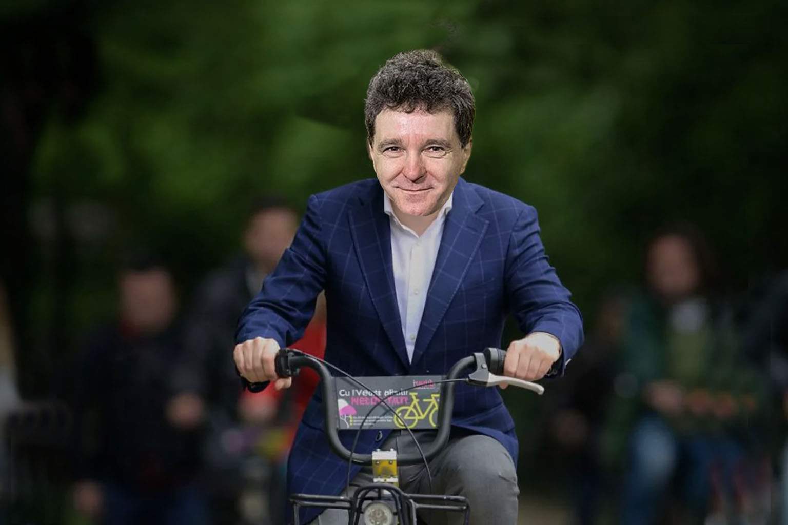 Ca să nu mai aibă probleme cu avionul, Nicușor va pleca în SUA cu bicicleta