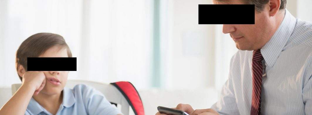 Experţii avertizează: dacă le interzicem TikTokul, copiii învaţă de la părinţi, ceea ce e mai rău