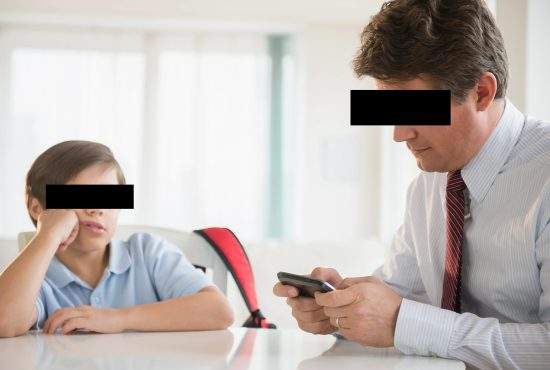 Experţii avertizează: dacă le interzicem TikTokul, copiii învaţă de la părinţi, ceea ce e mai rău