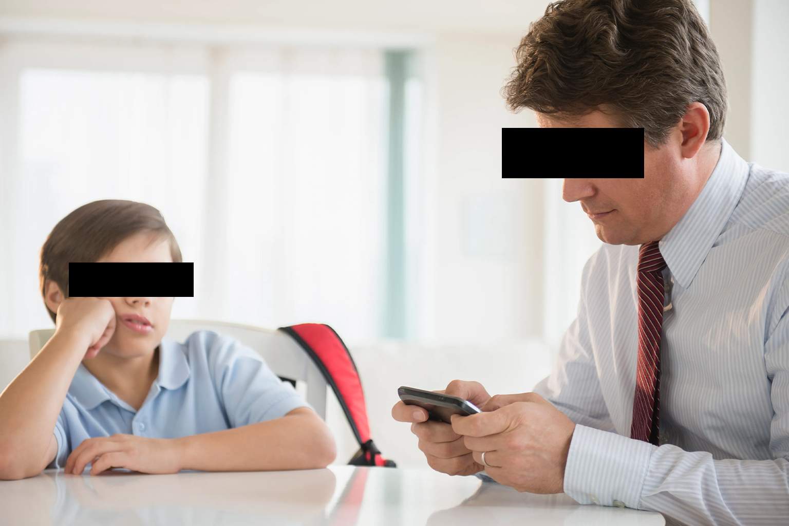 Experţii avertizează: dacă le interzicem TikTokul, copiii învaţă de la părinţi, ceea ce e mai rău