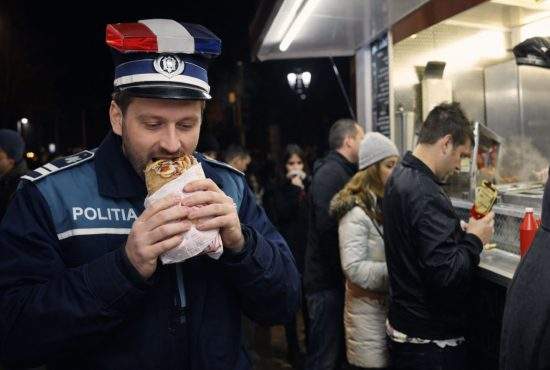 Atenție! Dacă polițiștii rămân fără norma de hrană, 80.000 de șaormării se vor închide